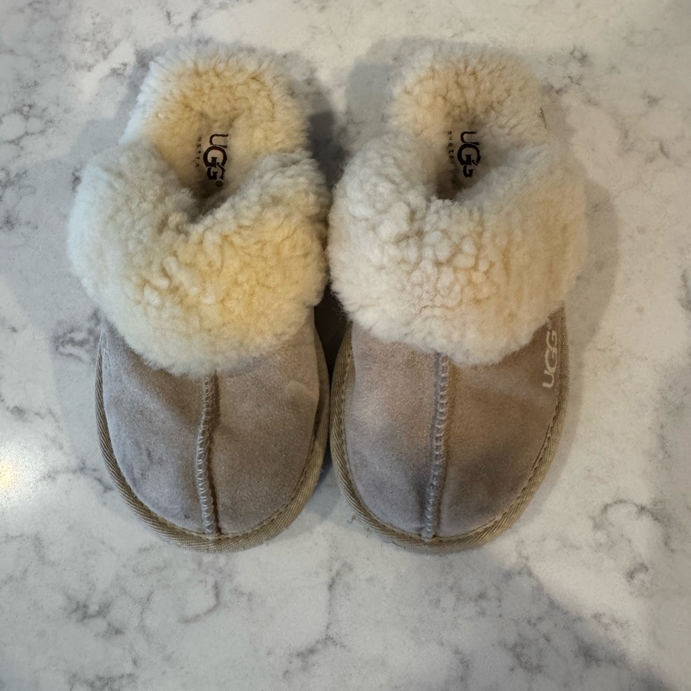 UGG Kids Cozy Sheepskin Slipper Sand Size 11 Warm Slip-On - Picture 2 of 8